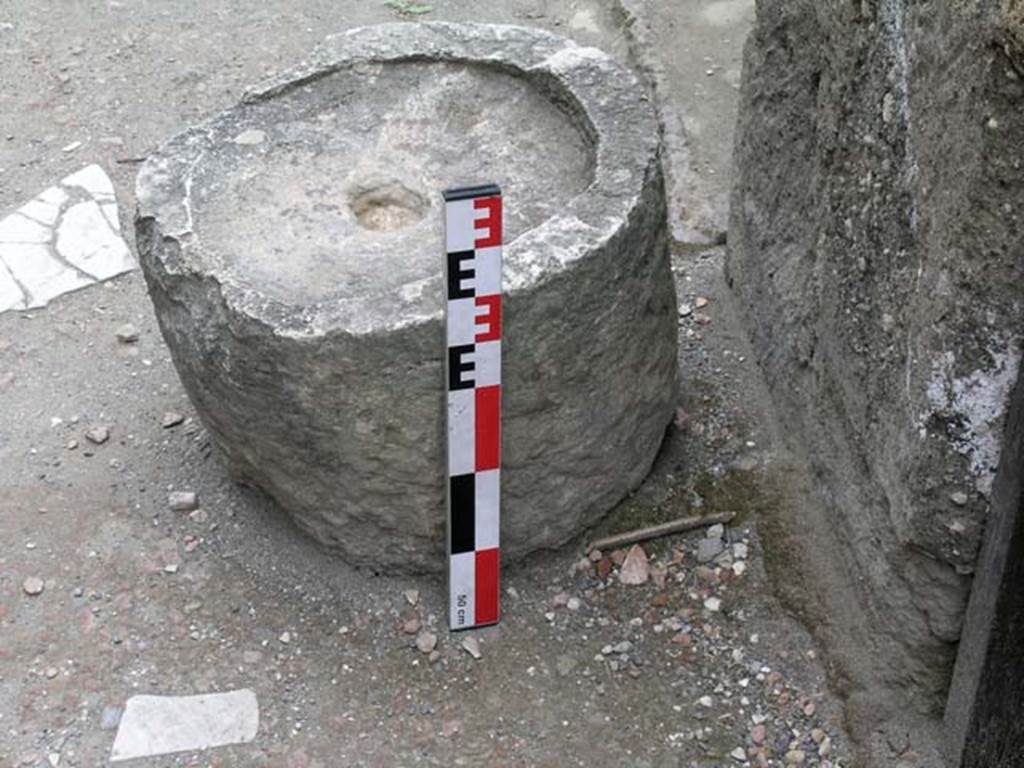 VI.19, Herculaneum. June 2006. Detail of stone tub/basin, in Decumanus Maximus outside bar-room.
Photo courtesy of Nicolas Monteix.
